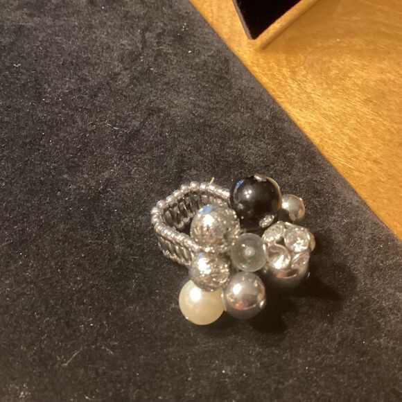 Adjustable Silvertone and Beads Ring - Picture 4 of 5